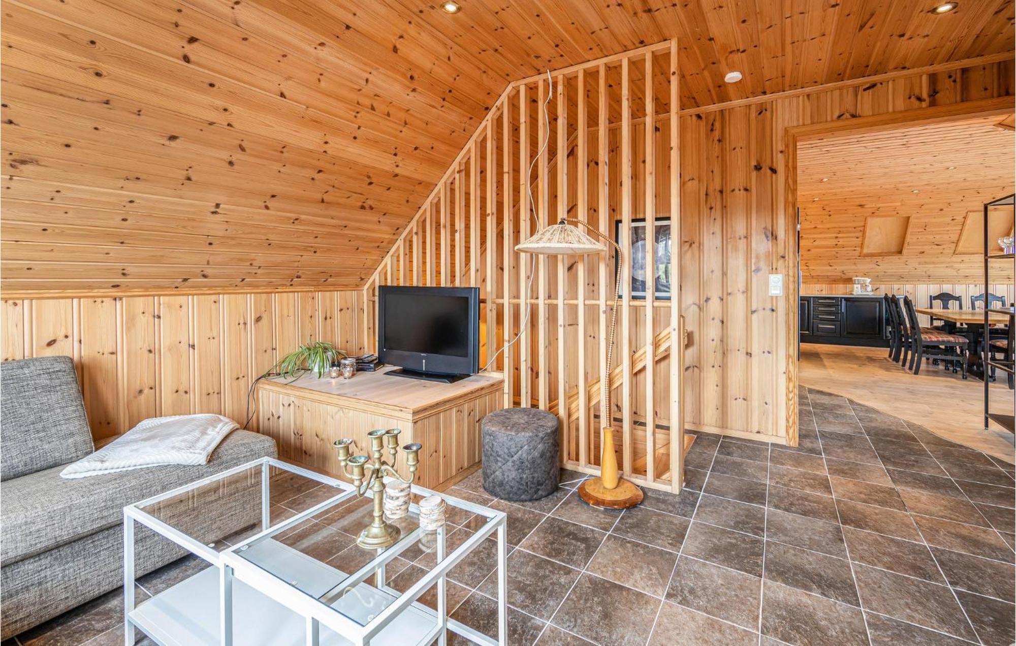 Awesome Home In Kvamsoy With Jacuzzi Sandvik  Exterior photo